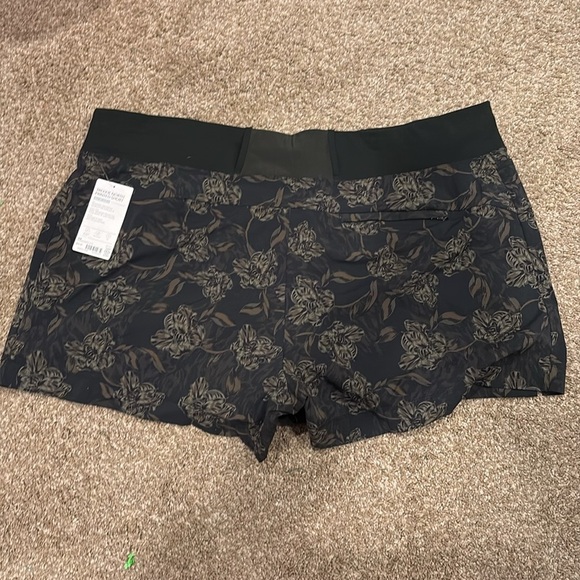 26 Athleta Trekkie North Printed short - new with tags - Picture 2 of 3